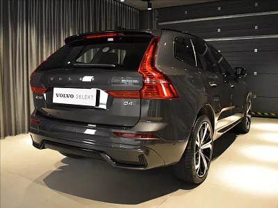 Volvo XC60 2,0 B4 R-Design Pano,Tažné 145 kW automat šedá