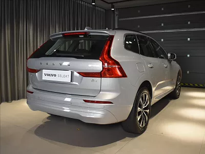 Volvo XC60 2,0 B4 FWD Core BLIS, Bezklíč 145 kW automat šedá