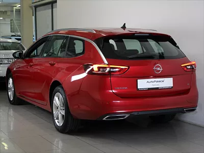 Opel Insignia 2,0 CDTI 128kW 4x4 AT AGR ČR 128 kW automat červená