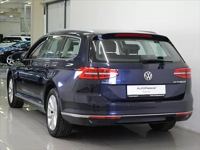 Volkswagen Passat 2,0 TDi 110kW DSG Highline ACC 110 kW automat modrá