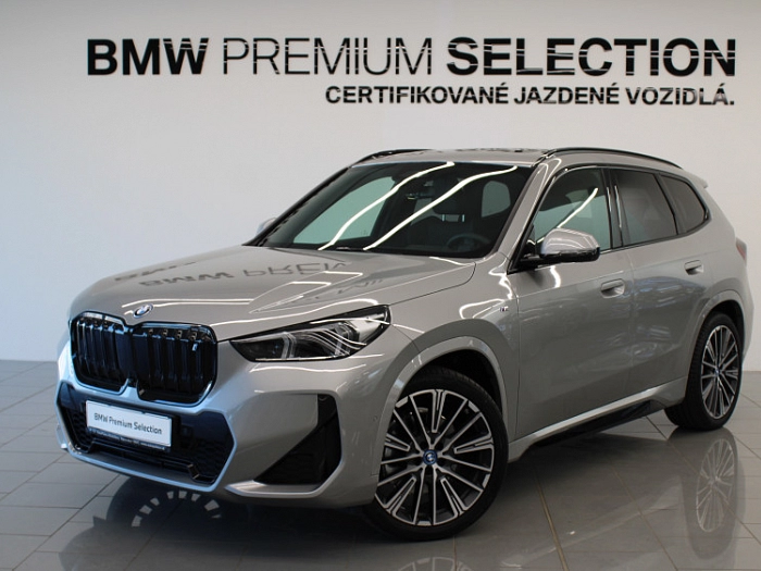 BMW iX1 xDrive30 225 kW automat Space silver metallic