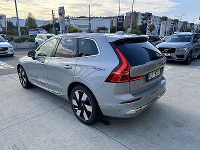 Volvo XC60 RECHARGE T8 AWD Ultimate Bright T8 AWD 300 kW automat sytě stříbrná Silver Dawn met.