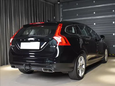 Volvo V60 2,0 D4  SUMMUM 140 kW automat černá