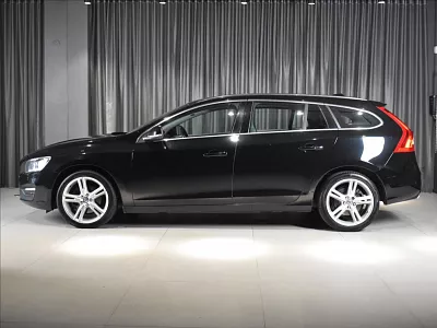 Volvo V60 2,0 D4  SUMMUM 140 kW automat černá