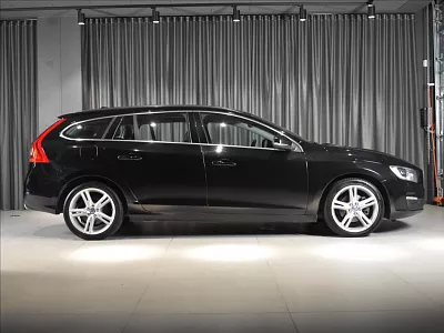 Volvo V60 2,0 D4  SUMMUM 140 kW automat černá