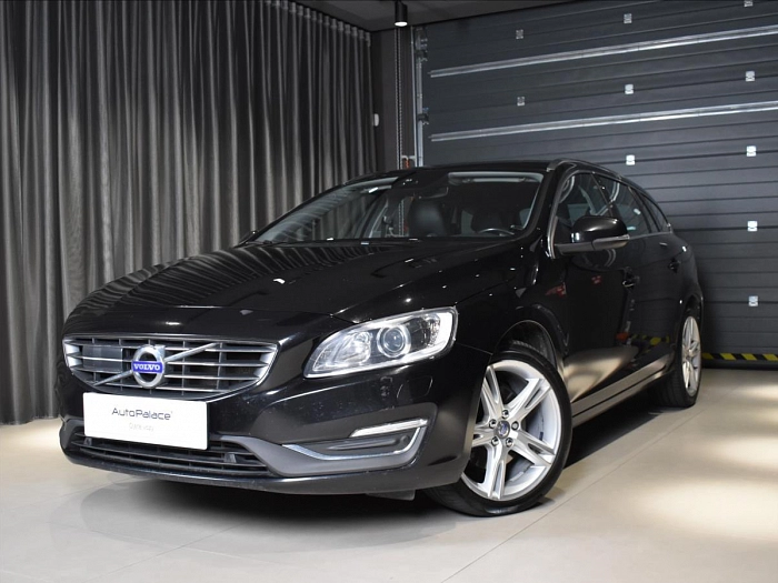 Volvo V60 2,0 D4  SUMMUM 140 kW automat černá