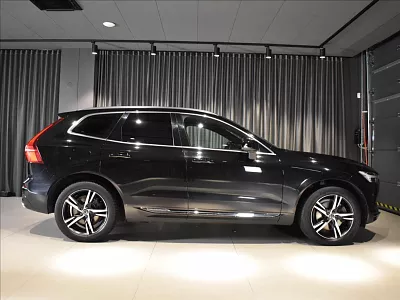 Volvo XC60 2,0 B4 AWD INS 145 kW automat černá