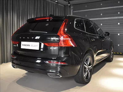 Volvo XC60 2,0 B4 AWD INS 145 kW automat černá