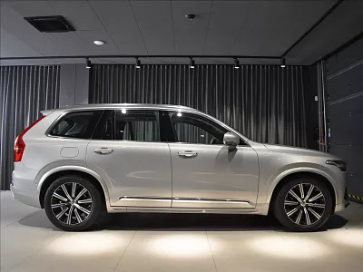 Volvo XC90 2,0 B5 AWD ULT Vzduch,Head up 173 kW automat šedá