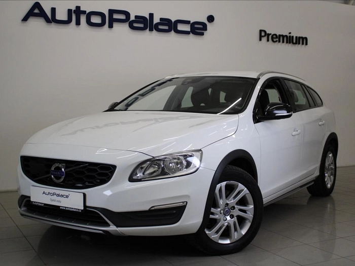 Volvo V60 2,4 D4 AWD Cross Country 1.maj 140 kW automat bílá