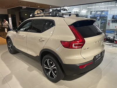 Volvo XC40 B3 FWD PLUS Dark B3 120 kW automat