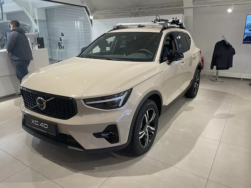 Volvo XC40 B3 FWD PLUS Dark B3 120 kW automat