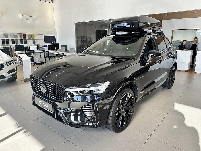 Volvo XC60 B5 AWD PLUS Black edition B5 183 kW automat Onyx Black