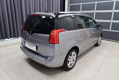 Peugeot 5008 1,6 ALLURE  BlueHDi 120k 7-míst 88 kW šedá