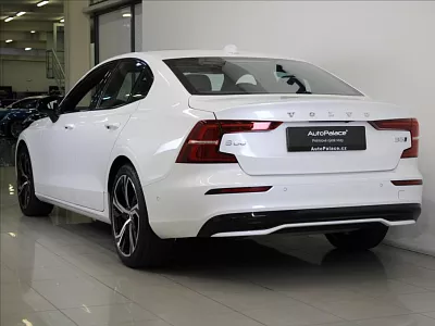 Volvo S60 2,0 B5 AWD Ultimate Dark 2024 184 kW automat bílá