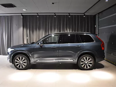 Volvo XC90 B5 Plus Bright 7-seat B5 AWD Mild hybrid 173 kW automat modrá Denim Blue Metallic