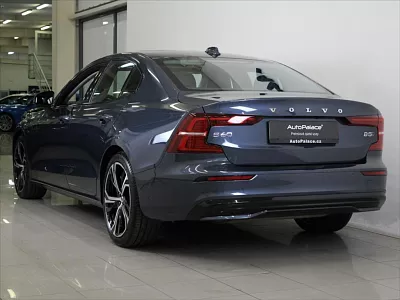 Volvo S60 2,0 B5 AWD Ultimate Dark 2024 184 kW automat šedá