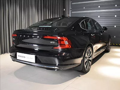 Volvo S90 2,0 B5 FWD INS Bezklíč,BLIS 184 kW automat černá metalíza