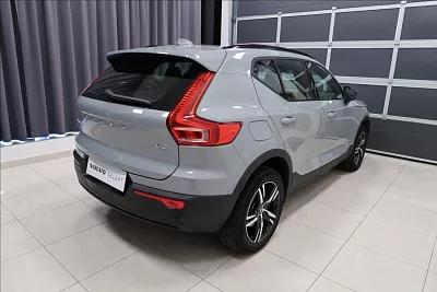 Volvo XC40 2,0 B3 Plus Dark AUT 120 kW automat šedá