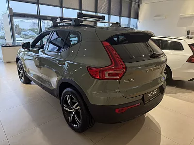 Volvo XC40 B4 FWD  PLUS DARK B4 P 145 kW automat SAGE GREEN