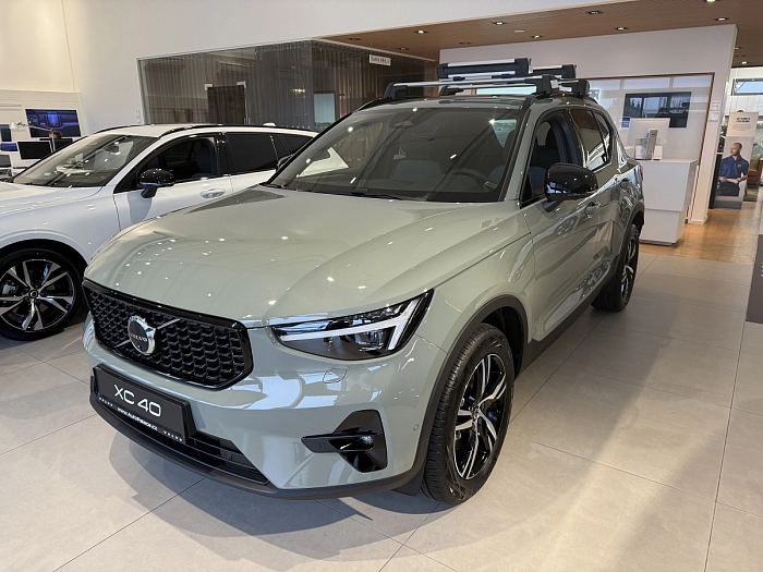 Volvo XC40 B4 FWD  PLUS DARK B4 P 145 kW automat SAGE GREEN