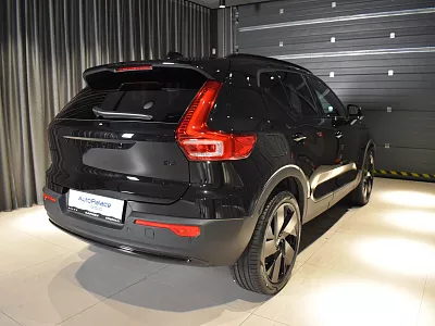 Volvo XC40 Black Edition Plus B4 Mild-hybrid 145 kW automat černá Onyx Black Metallic