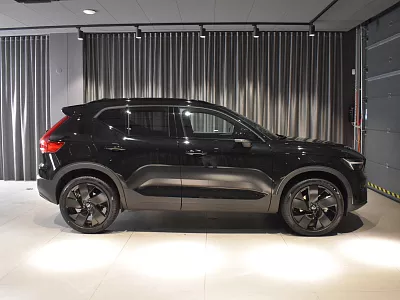 Volvo XC40 Black Edition Plus B4 Mild-hybrid 145 kW automat černá Onyx Black Metallic