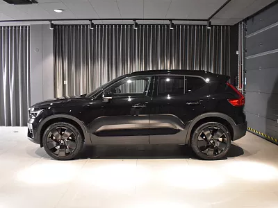 Volvo XC40 Black Edition Plus B4 Mild-hybrid 145 kW automat černá Onyx Black Metallic