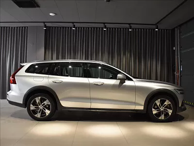 Volvo V60 2,0 CC B5 PRO Bezklíč 184 kW automat