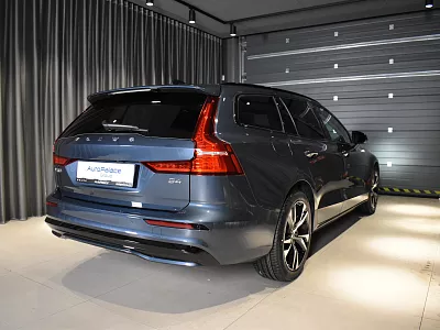 Volvo V60 Ultra B4 Dark B4 145 kW automat modrá Denim Blue Metallic