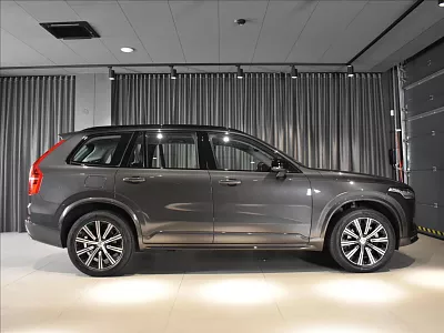 Volvo XC90 2,0 B5 AWD Plus Dark bezklíč 173 kW automat šedá