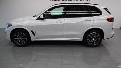 BMW X5 xDrive40i 250 kW automat mineral-weiss metallic