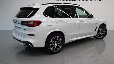 BMW X5 xDrive40i 250 kW automat mineral-weiss metallic