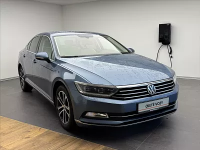 Volkswagen Passat 2,0 TDI 140kW Highline 140 kW modrá