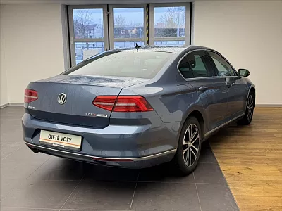 Volkswagen Passat 2,0 TDI 140kW Highline 140 kW modrá