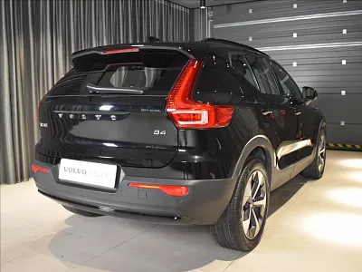 Volvo XC40 2,0 B4 ULT Panorama,bezklíč 145 kW automat černá