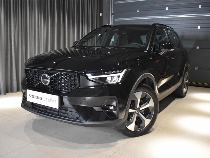 Volvo XC40 2,0 B4 ULT Panorama,bezklíč 145 kW automat černá