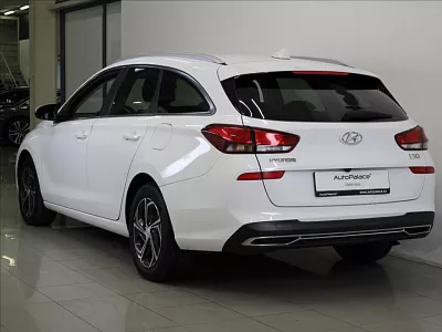 Hyundai i30 1,6 CRDi Smart KAMERA NAVI ČR 85 kW bílá