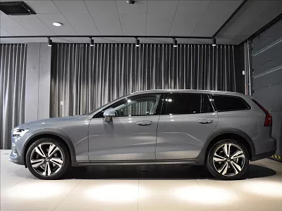 Volvo V60 2,0 B4 AWD Core BEZKLÍČ 145 kW automat šedá