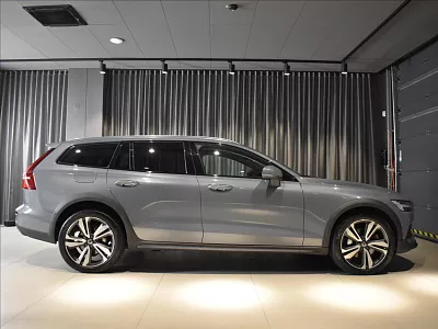 Volvo V60 2,0 B4 AWD Core BEZKLÍČ 145 kW automat šedá