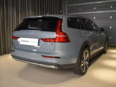 Volvo V60 2,0 B4 AWD Core BEZKLÍČ 145 kW automat šedá