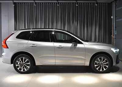 Volvo XC60 B5 Plus Dark 2,0 B5 184 kW automat sytě stříbrná Silver Dawn