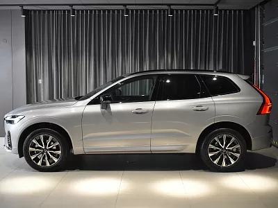 Volvo XC60 B5 Plus Dark 2,0 B5 184 kW automat sytě stříbrná Silver Dawn